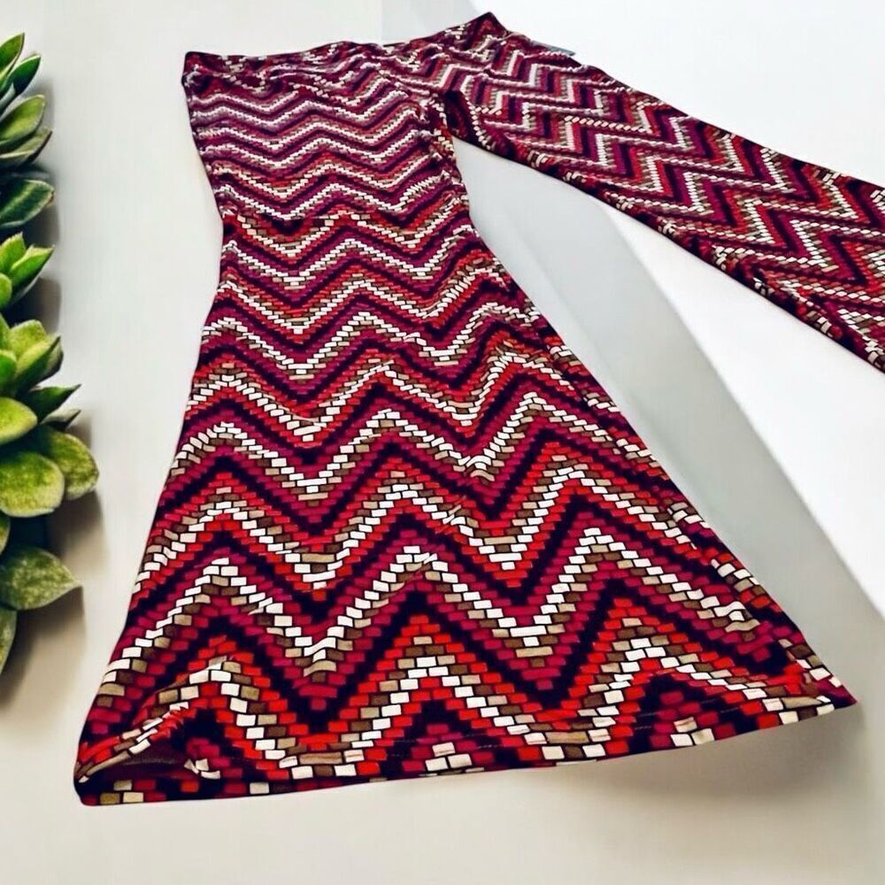 NWT No Boundaries S Red Black Chevron High Rise Pull On Stretch Flare Pants - Picture 6 of 12